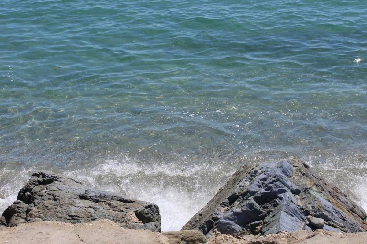 Bord de mer, pieds dans l'eau, vue panoramique Villa San-Nicolao Kültér fotó