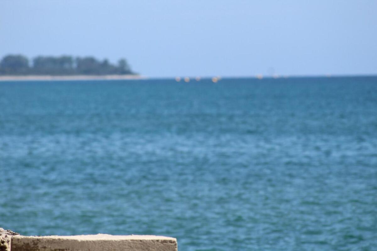 Bord de mer, pieds dans l'eau, vue panoramique Villa San-Nicolao Kültér fotó