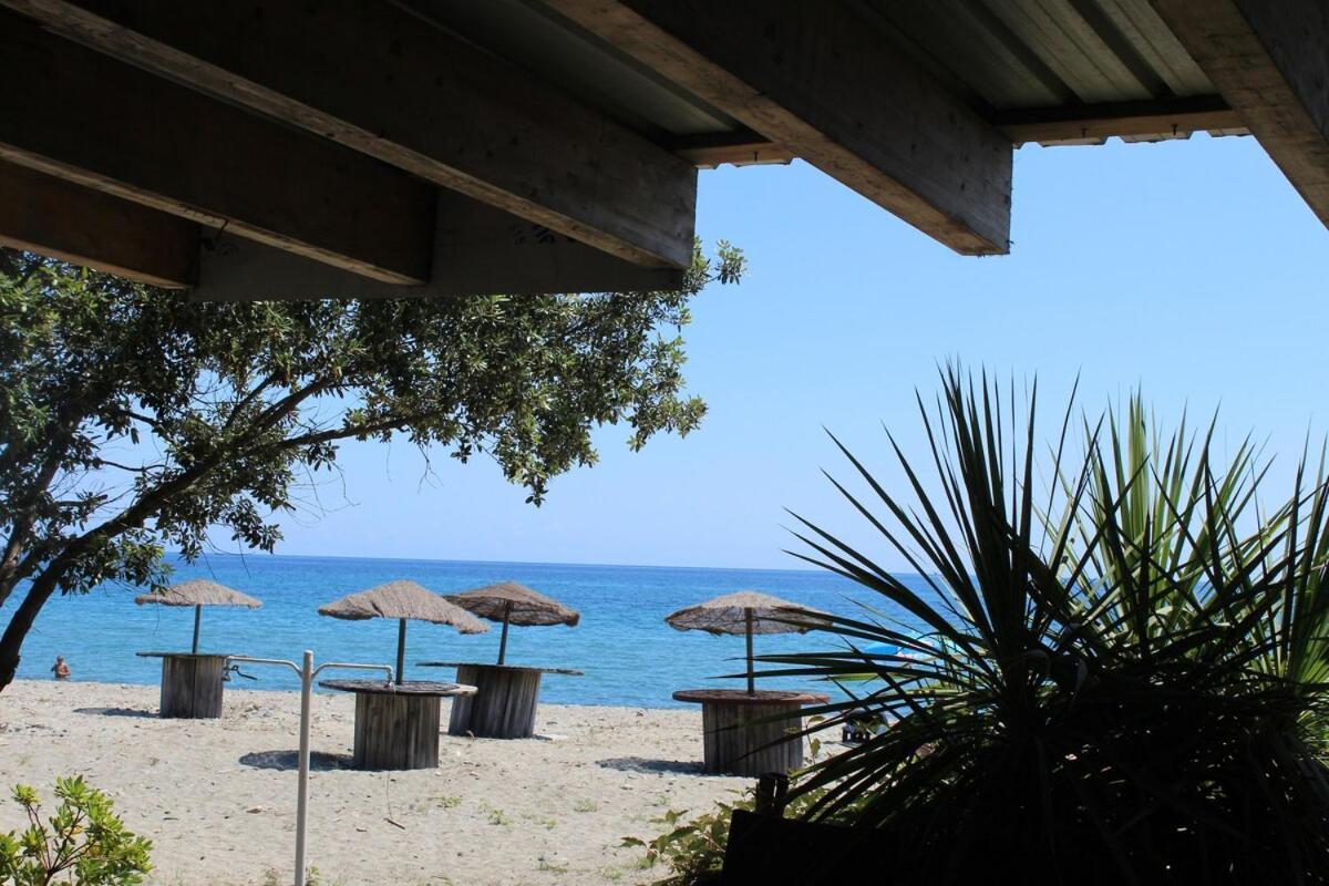 Bord de mer, pieds dans l'eau, vue panoramique Villa San-Nicolao Kültér fotó