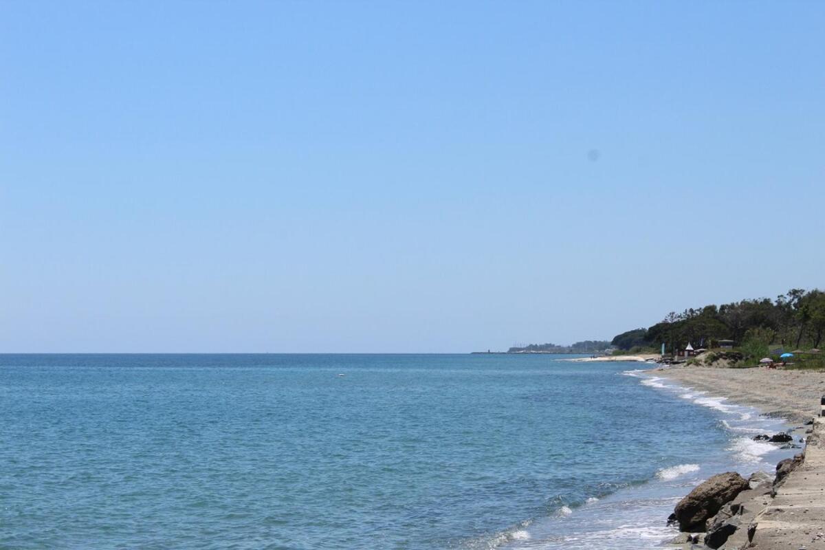 Bord de mer, pieds dans l'eau, vue panoramique Villa San-Nicolao Kültér fotó