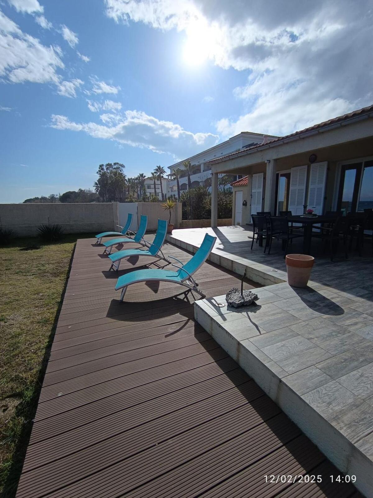 Bord de mer, pieds dans l'eau, vue panoramique Villa San-Nicolao Kültér fotó