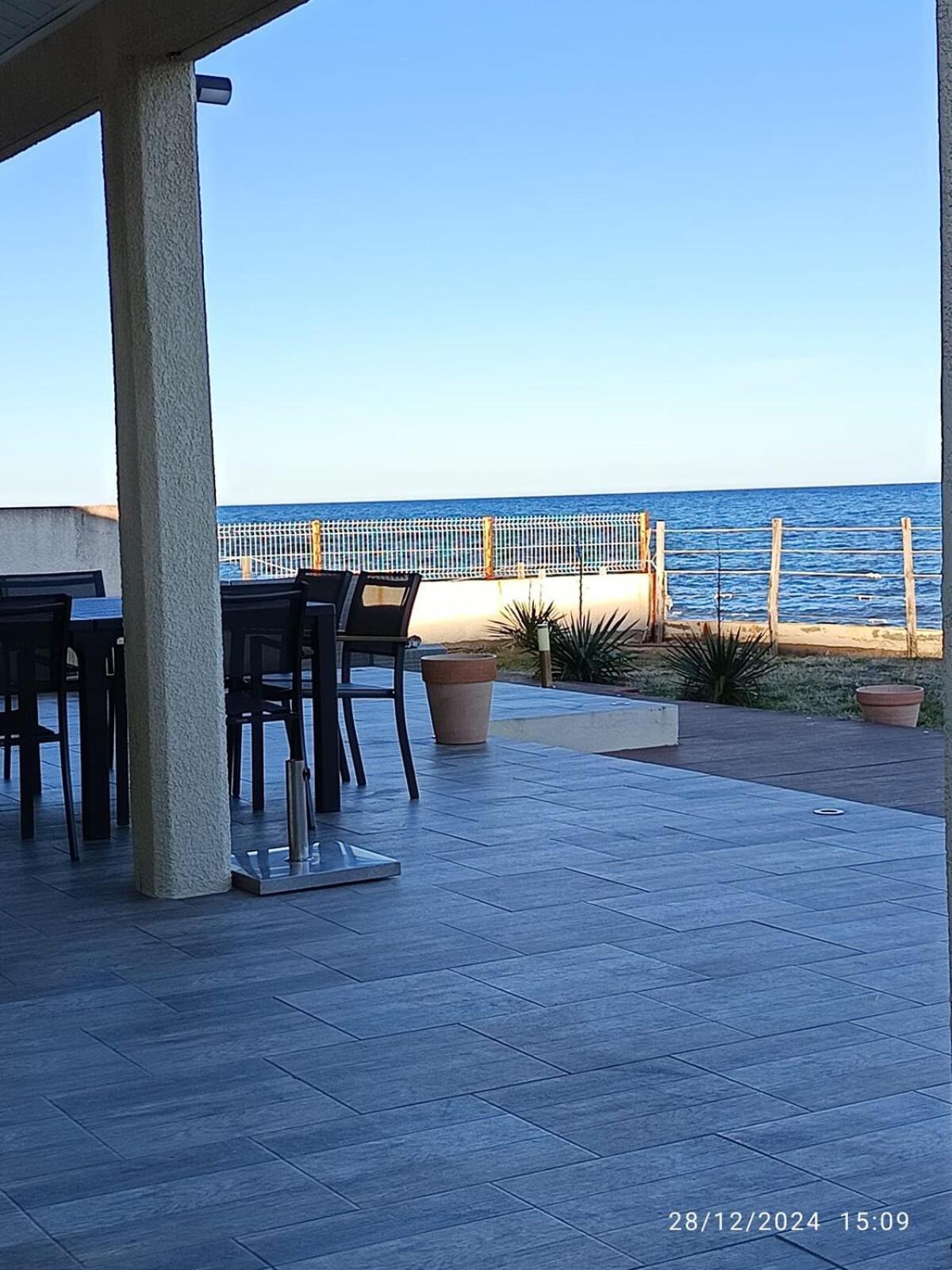 Bord de mer, pieds dans l'eau, vue panoramique Villa San-Nicolao Kültér fotó