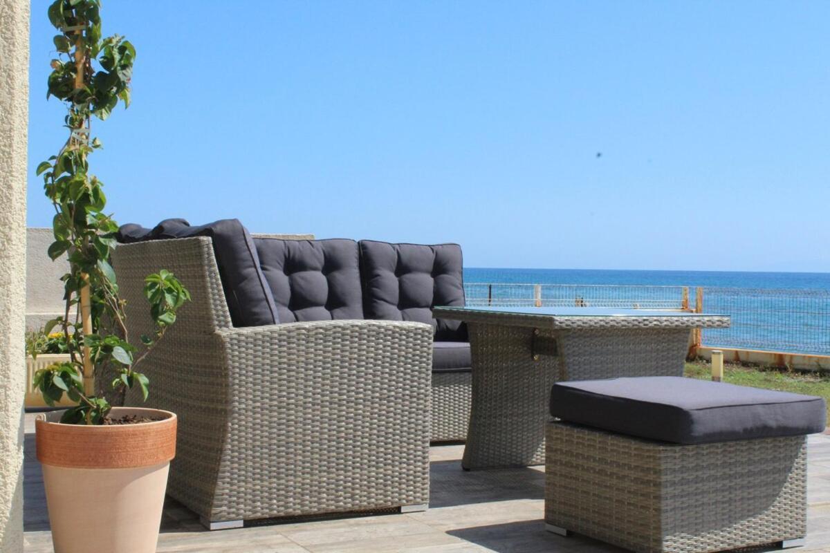 Bord de mer, pieds dans l'eau, vue panoramique Villa San-Nicolao Kültér fotó