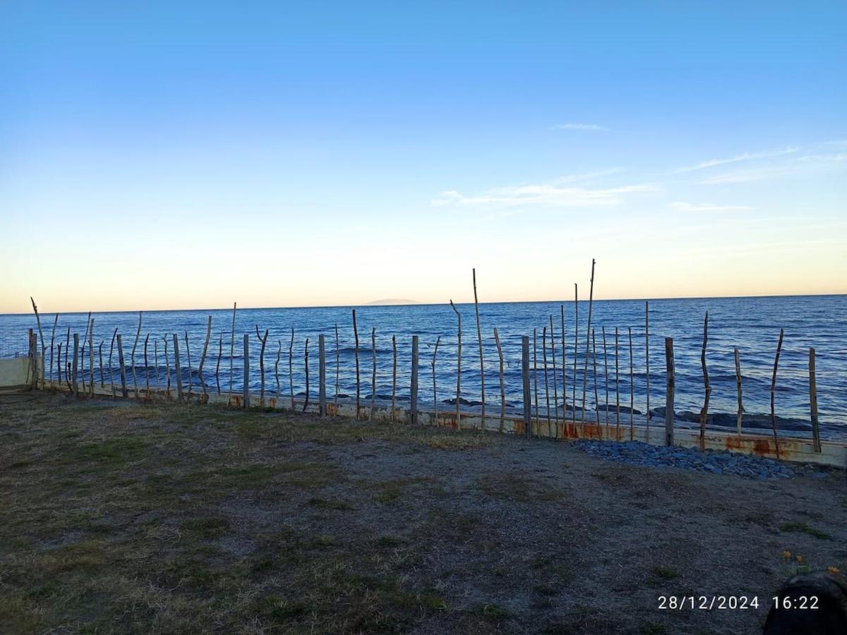 Bord de mer, pieds dans l'eau, vue panoramique Villa San-Nicolao Kültér fotó