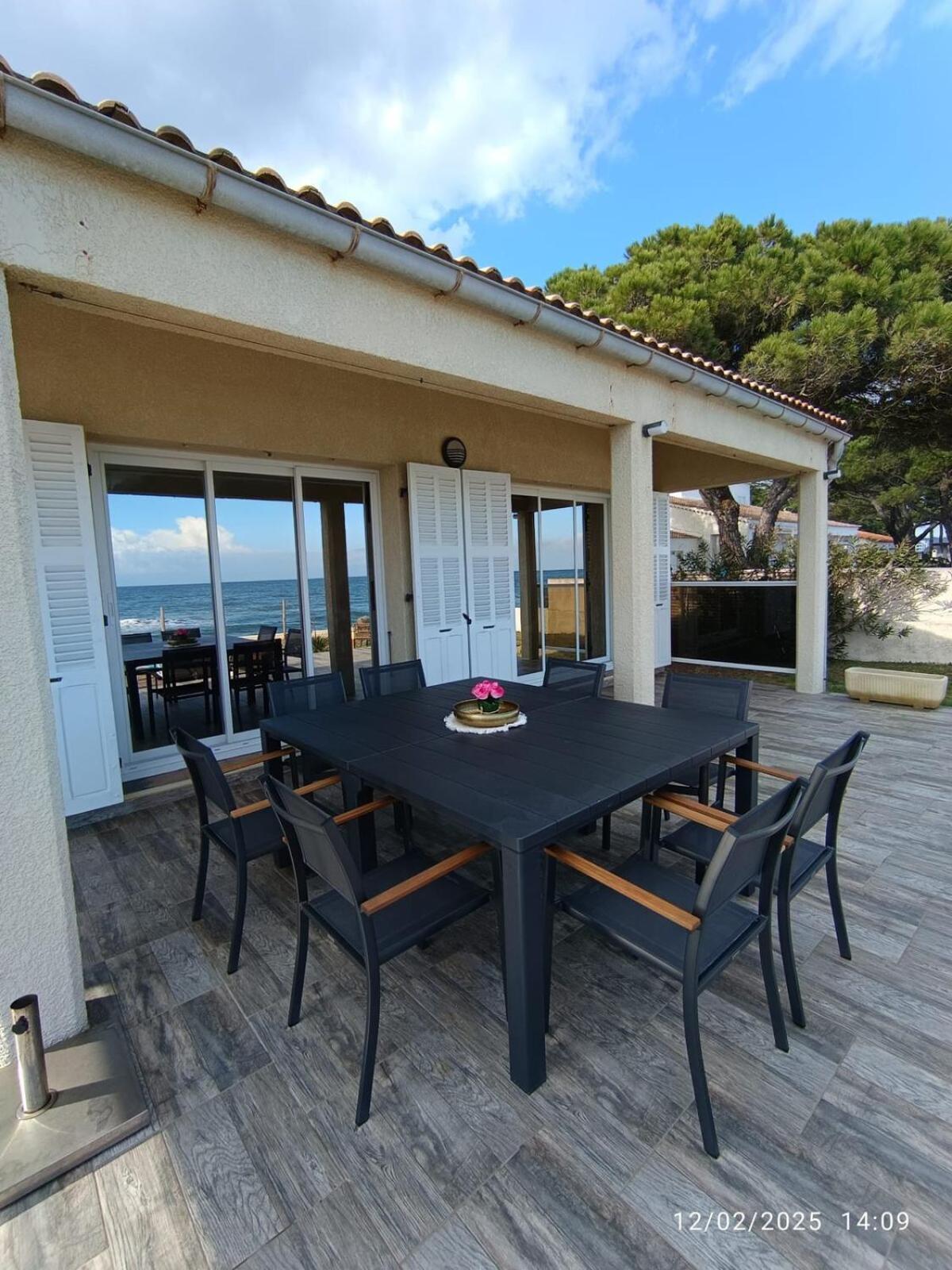 Bord de mer, pieds dans l'eau, vue panoramique Villa San-Nicolao Kültér fotó